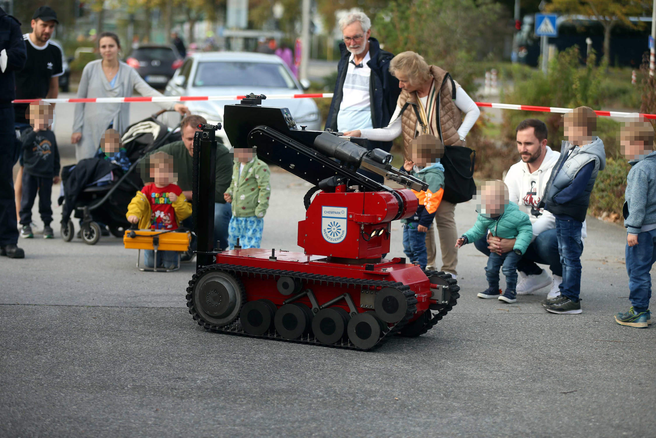 Der Manipulator im Besuchereinsatz – nicht nur die Kinder nutzen die Chance, und steuerten den besonderen Roboter mit der Fernbedienung. // Foto: Currenta GmbH & Co. OHG